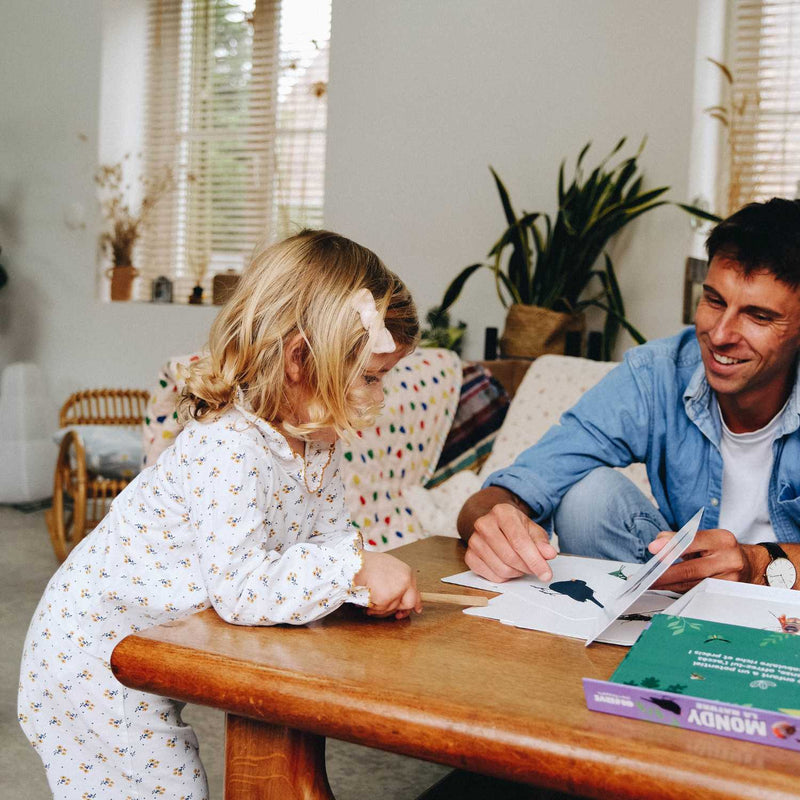 papa et enfant curieux