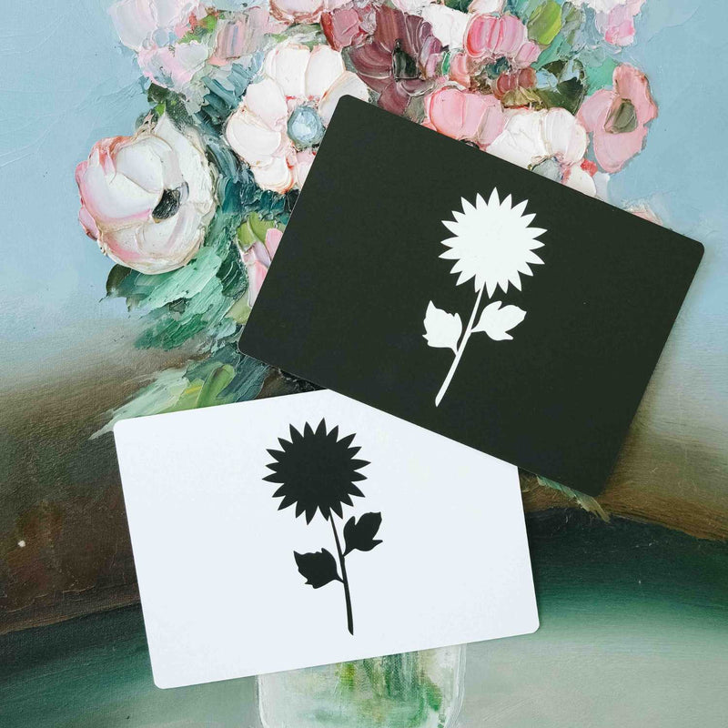 cartes noir et blanc sur fond artisitique