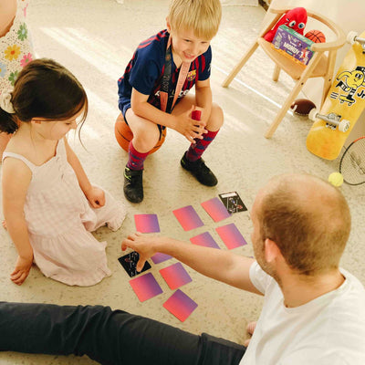 Jeu du mémory avec le mondy des sports 2 enfants et leur papa